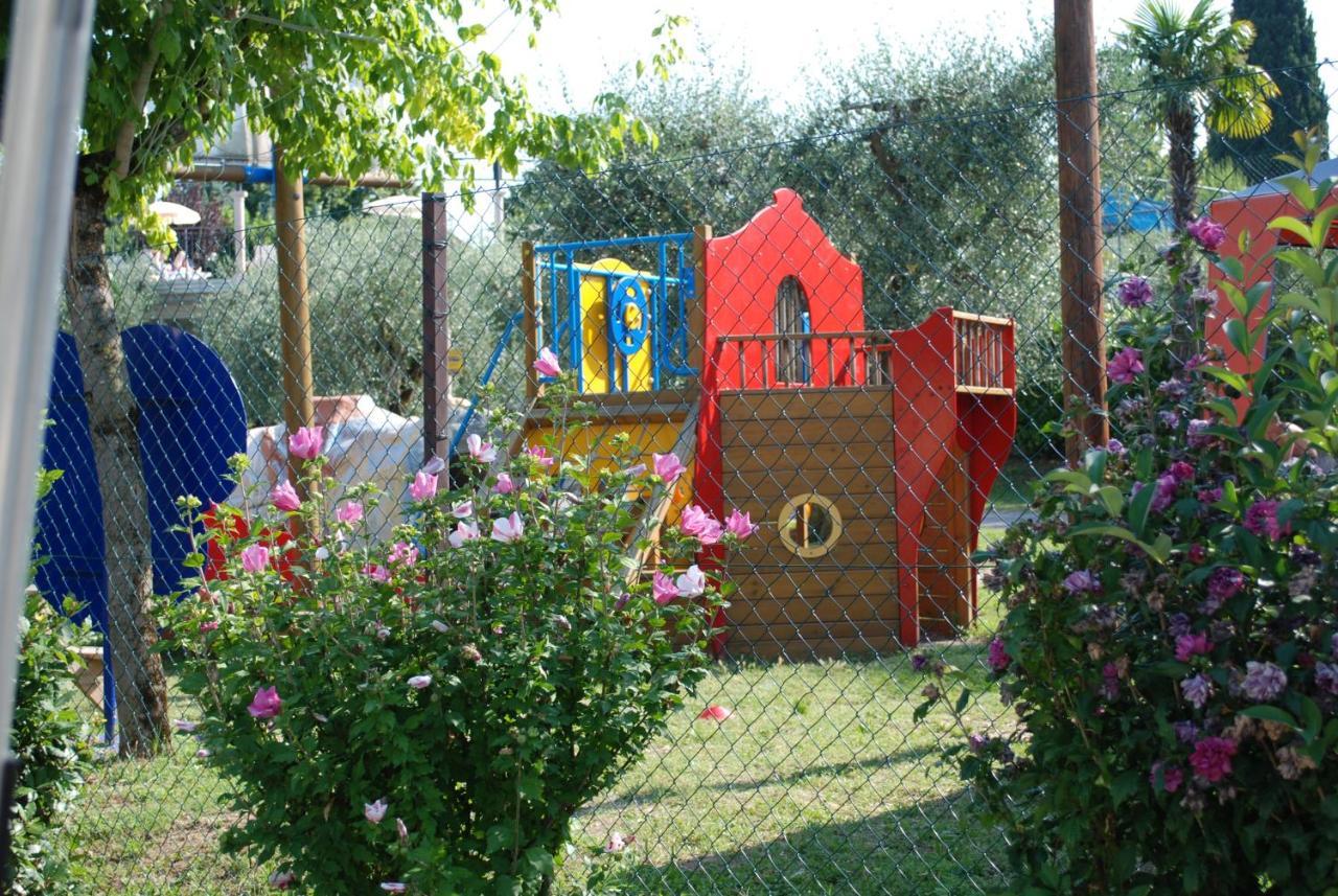 Happy Camp Mobile Homes In Villaggio Turistico Internazionale Eden San Felice del Benaco Bagian luar foto