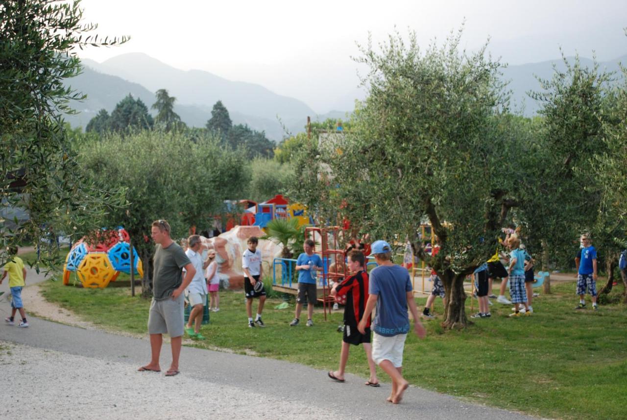 Happy Camp Mobile Homes In Villaggio Turistico Internazionale Eden San Felice del Benaco Bagian luar foto
